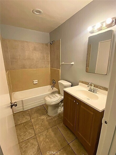 Building Photo - 811 Orchid Ct