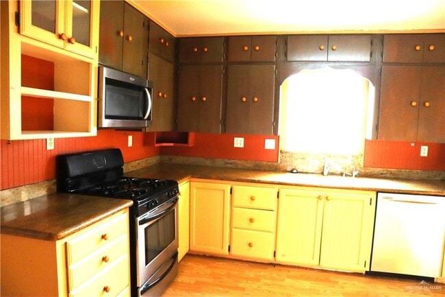 Building Photo - 15 E 8th St