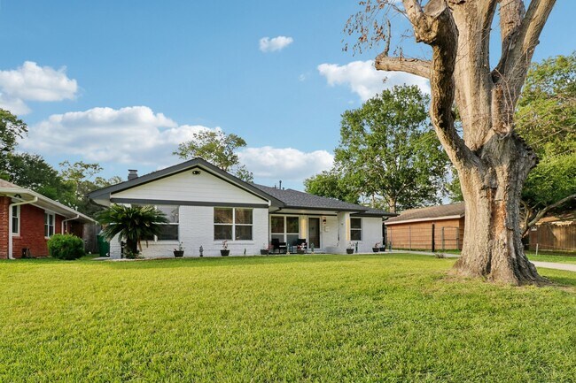 Building Photo - 10328 Shadow Oaks Dr