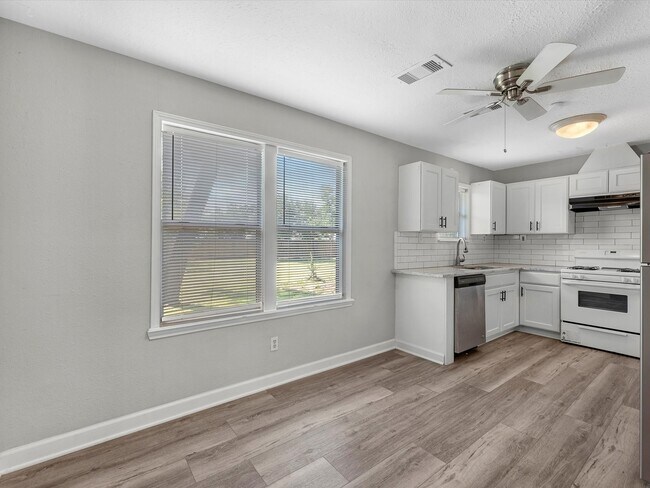 Building Photo - 212 N Shady Oaks St