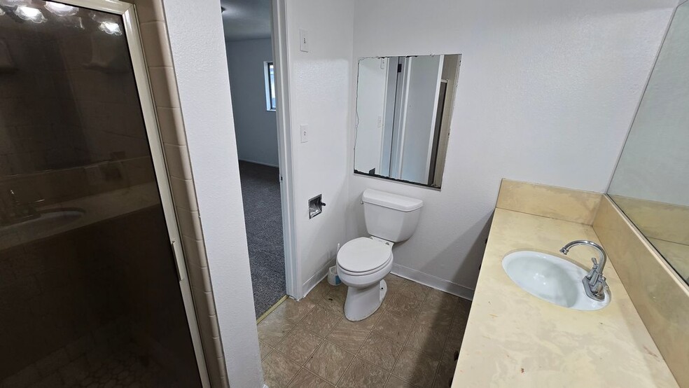 Building Photo - 4184 N Briarwood Ave