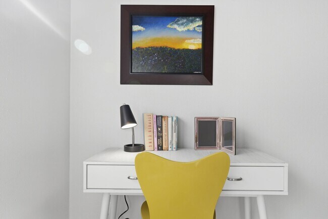 Building Photo - 4 bed with back yard in great East side location.