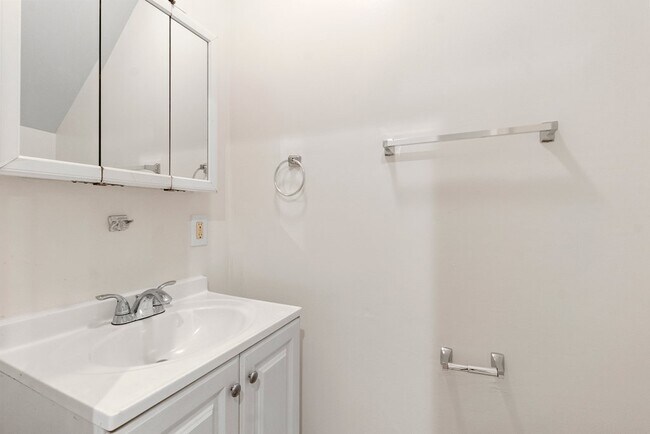 Building Photo - 428 E Lorraine Ave