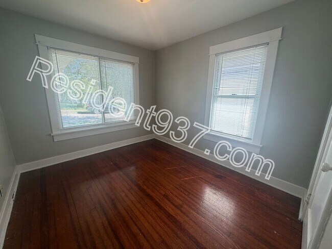 Building Photo - 2 Bed 1 Bath