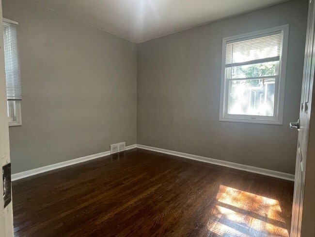 Building Photo - Spacious 4 Bed / 2 Bath Home with Large Ba...