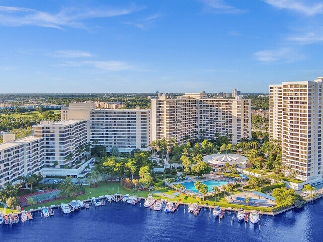 Building Photo - 2500 Parkview Dr