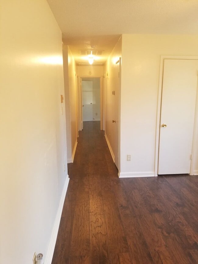 Building Photo - 3- Bedroom & 1- Bath