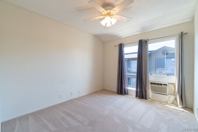 Building Photo - 2 Bedroom, 2 Bath Condo in Sun Rise Community