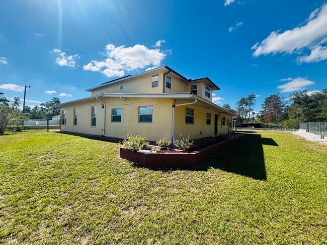 Building Photo - Large home and yard- 4/4 won't last