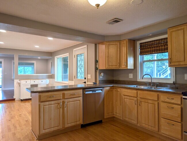 Building Photo - Beautiful 5 Bedroom 2 Bathroom Neenah Lake Home