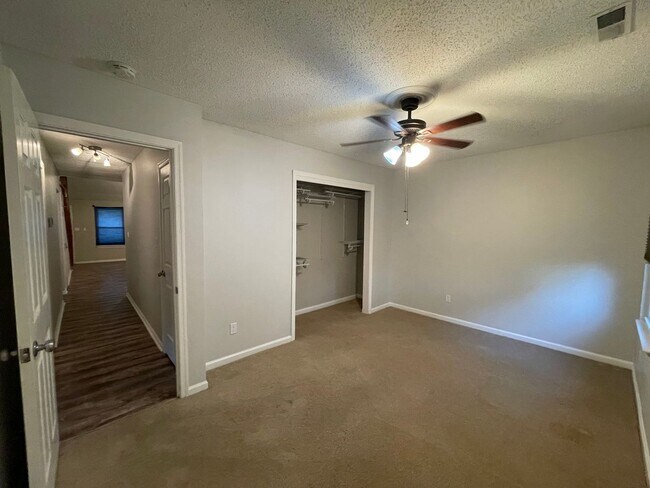Building Photo - 4 BED / 3 BATH SINGLE FAMILY IN SALEM LAKES!