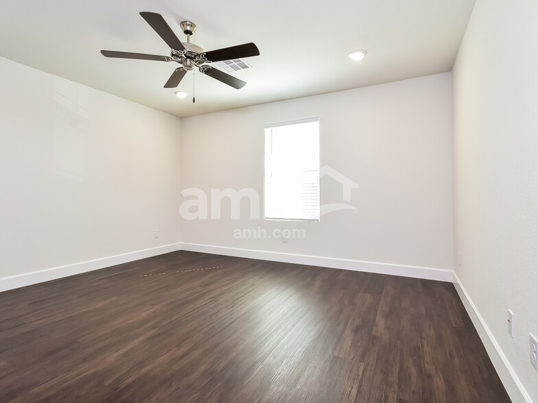 Building Photo - 126 Charmante Tulip Lane