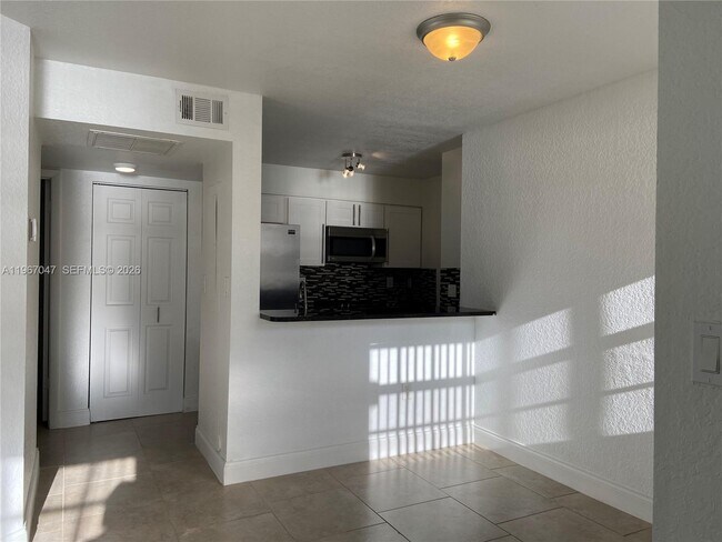 Building Photo - 2841 N Oakland Forest Dr