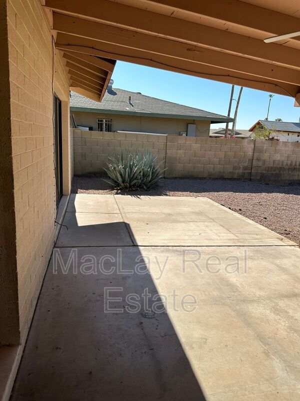 Building Photo - 1221 E Watson Dr
