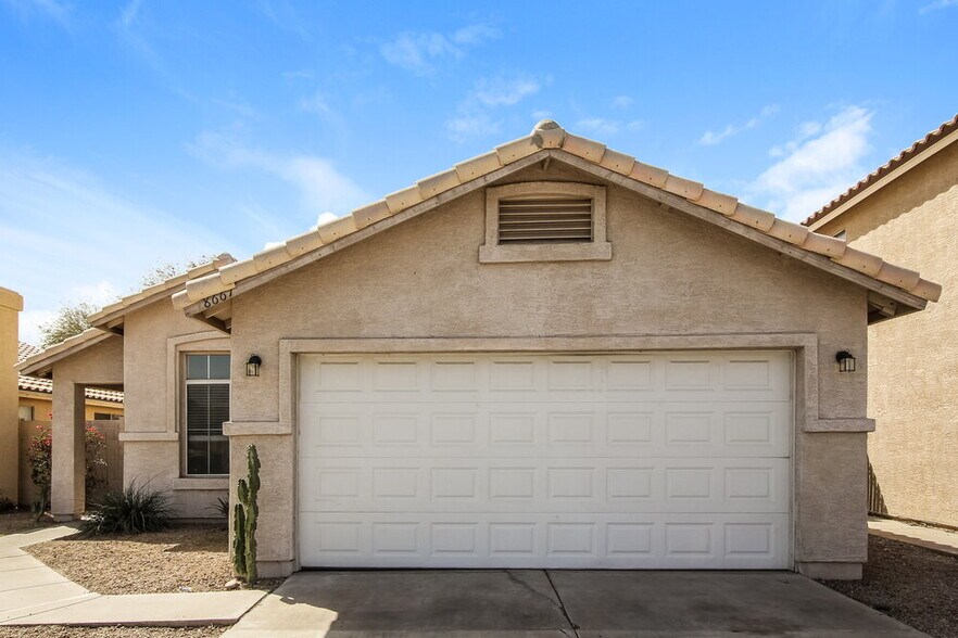 Primary Photo - 8667 W Palm Ln