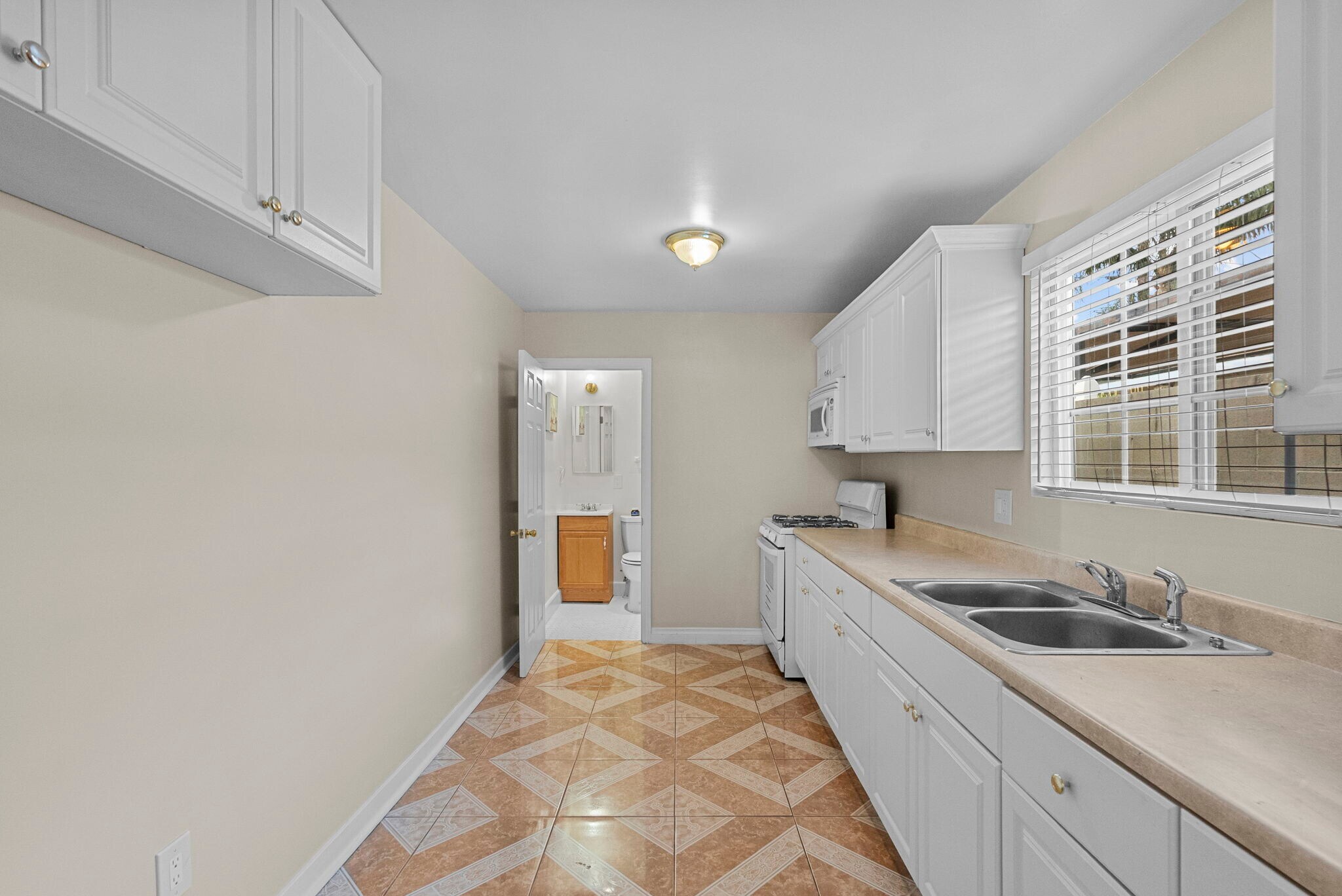 Building Photo - 18621 Bryant St