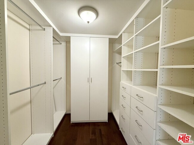 Building Photo - 121 S Palm Dr