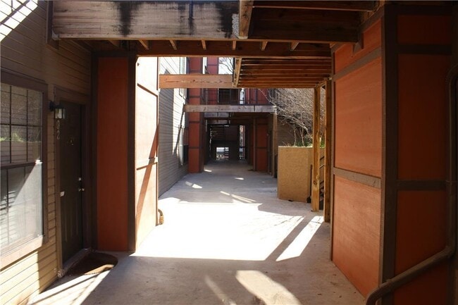 Building Photo - 706 W 24th St