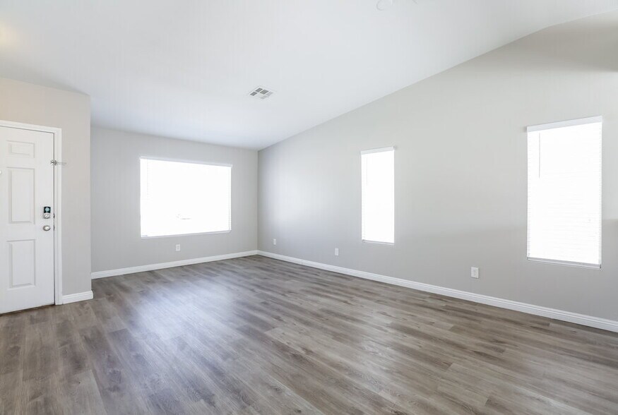 Building Photo - 5232 Shasta Daisy St