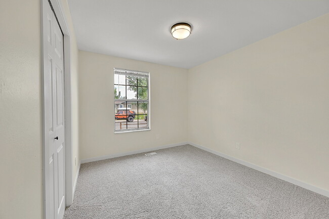 Building Photo - $2,195.00, 3-bed, 1-bath, located in Thorn...