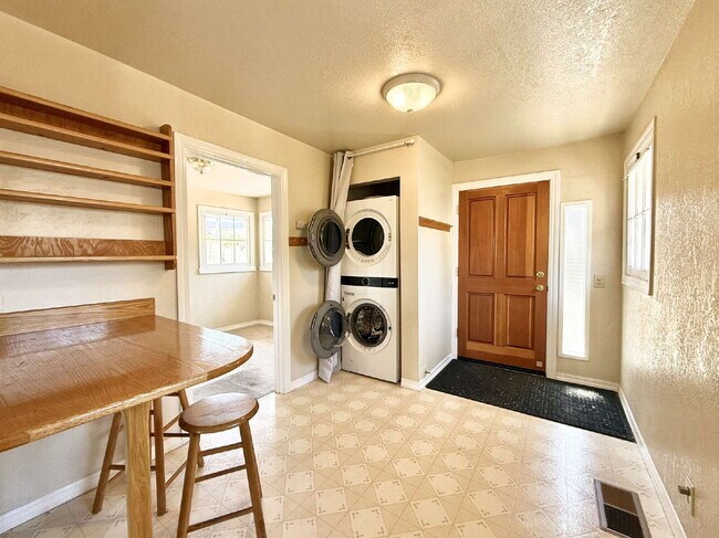 Building Photo - Charming 3-Bedroom Home with Yard – Conven...