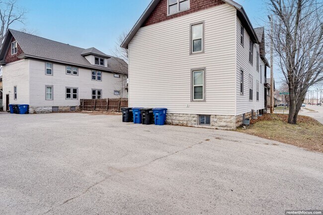 Building Photo - 111 W Parkway Ave