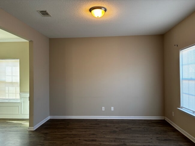 Building Photo - 668 Red Oak Ln