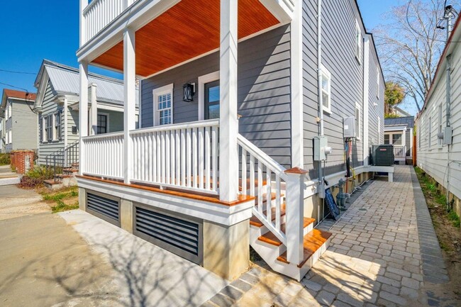 Building Photo - Tastefully Renovated Downtown Charleston Home