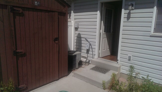 Building Photo - Newly Renovated Provo Townhouse