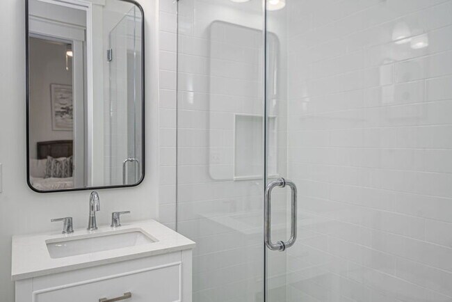 Building Photo - 302 W 38th St