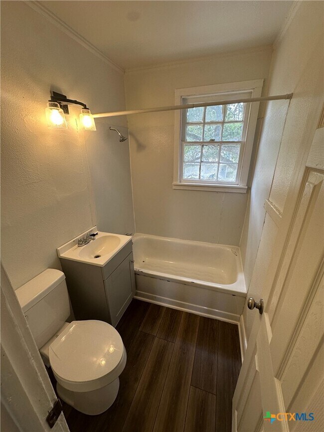 Building Photo - 1204 E Warren Ave