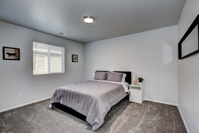 Building Photo - 4 bed 2 bath home for rent