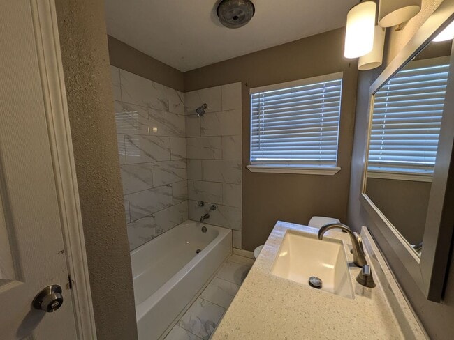 Building Photo - 3486 Westmoreland Ave