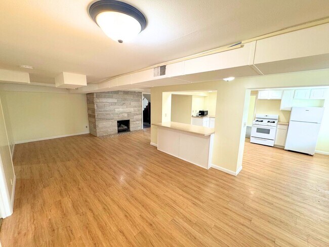 Building Photo - 1606HE