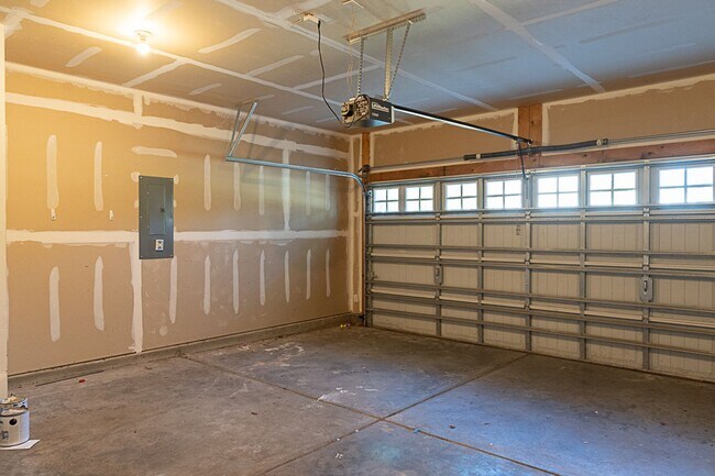 Building Photo - Four Bedroom in Shadow Moss
