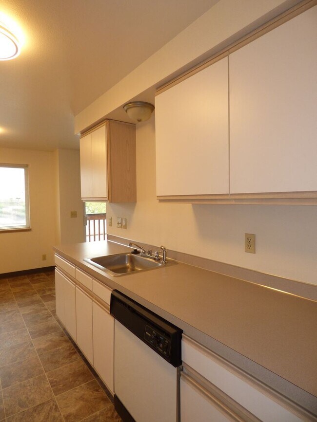 Building Photo - Rent Special: 1/2 Off June's Rent!! 1 bedroom 1 bath second level unit!