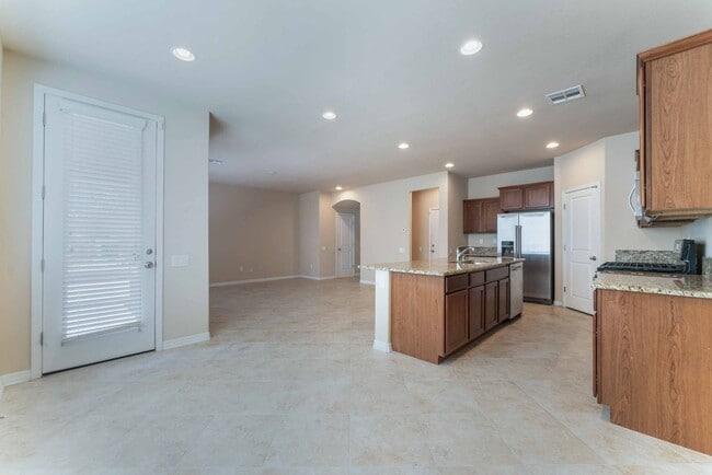 Building Photo - Spacious Modern Home!