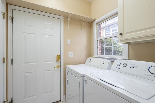 Building Photo - 1833 Waters Edge Dr