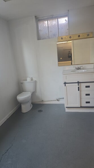 1/2 bath - 8330 Clough Pike