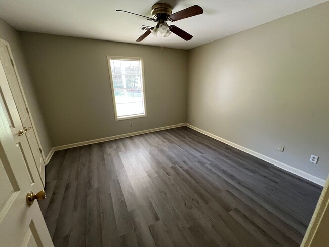 Building Photo - 3 bed 2.5 bath house with multiple bonus rooms!
