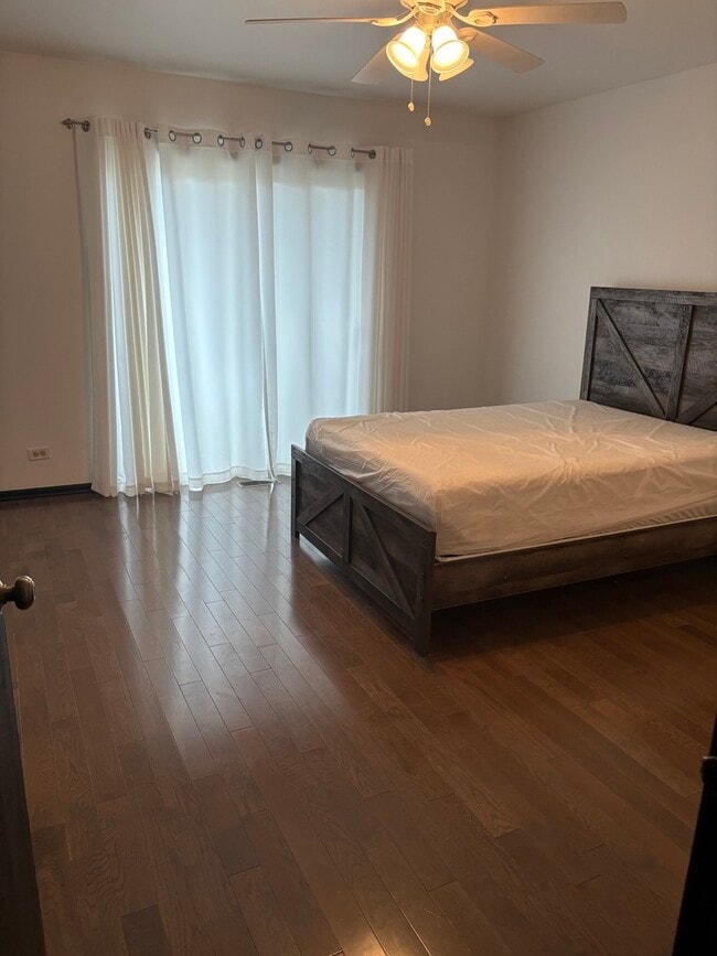 Building Photo - 109 Paramount Dr