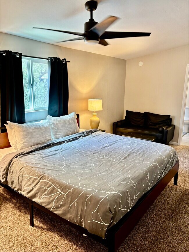 Building Photo - Three bedroom, Two bath