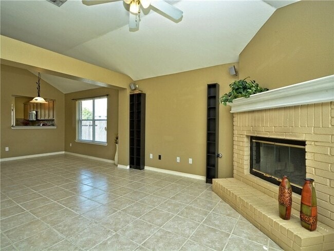 Building Photo - CHARMING CHANDLER CREEK HOME