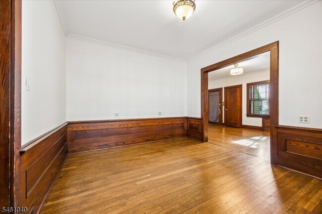 Building Photo - 44 Walnut Crescent