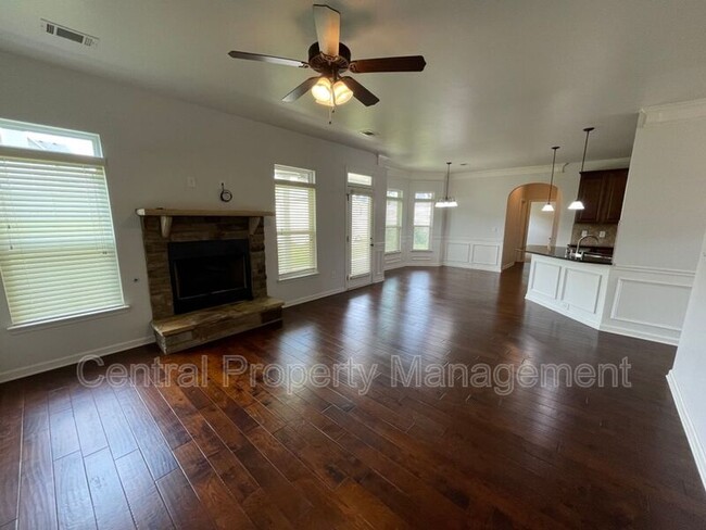 Building Photo - 514 W Holloway Dr