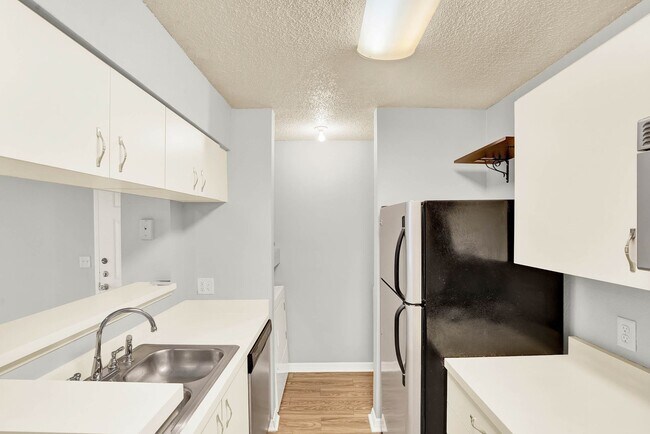 Building Photo - 1/1 Condo in Gated Lakefront Community of Altamonte Springs!