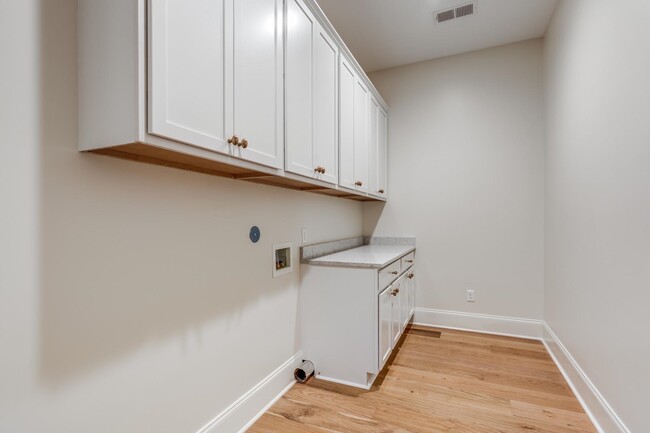 Building Photo - 455 Oma Cove