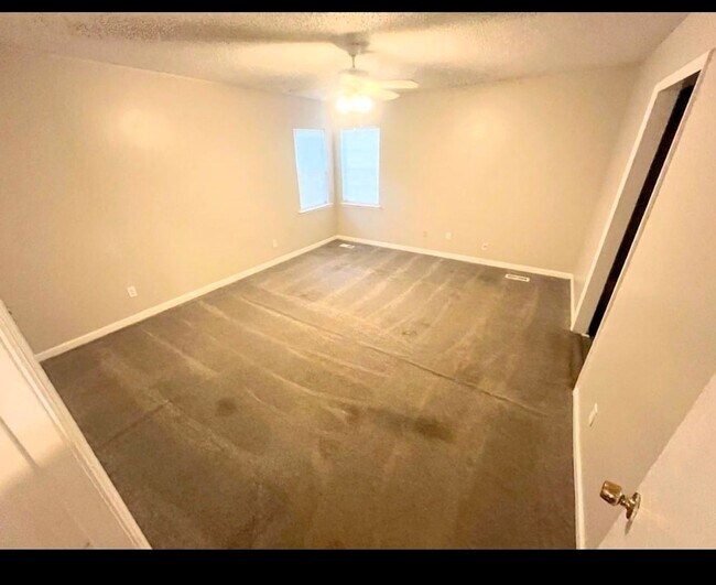 Building Photo - Price Drop Alert!   Rental Specials Available! Neal Avenue Home!  Available Now