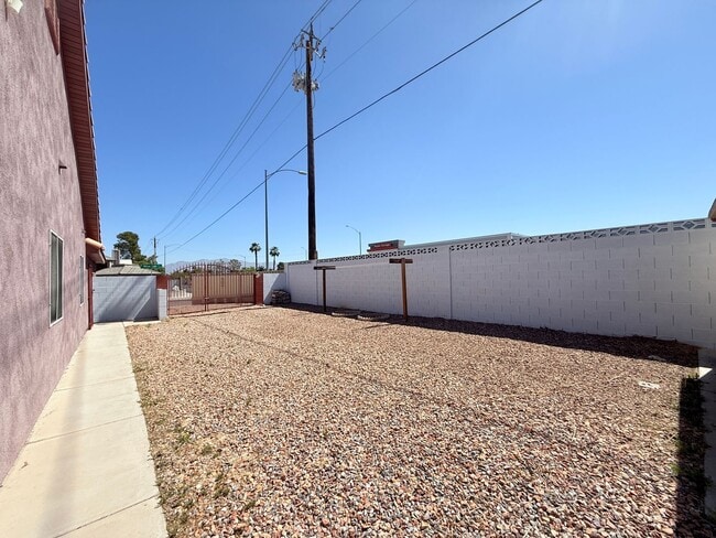 Building Photo - Spacious 4-Bedroom, 2-Bathroom Single-Stor...