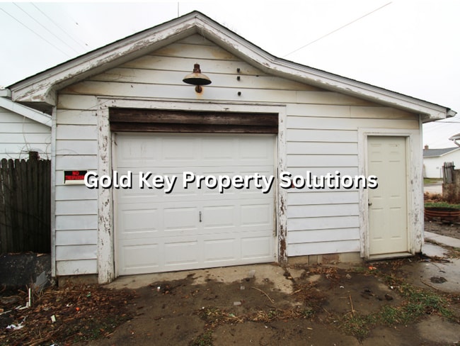 Building Photo - Updated 2 BR 1 BA House with Central Air and Garage (SECTION 8 APPROVED)